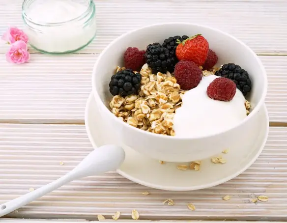 Sample breakfast idea on what to eat for a flat stomach in 3 days.